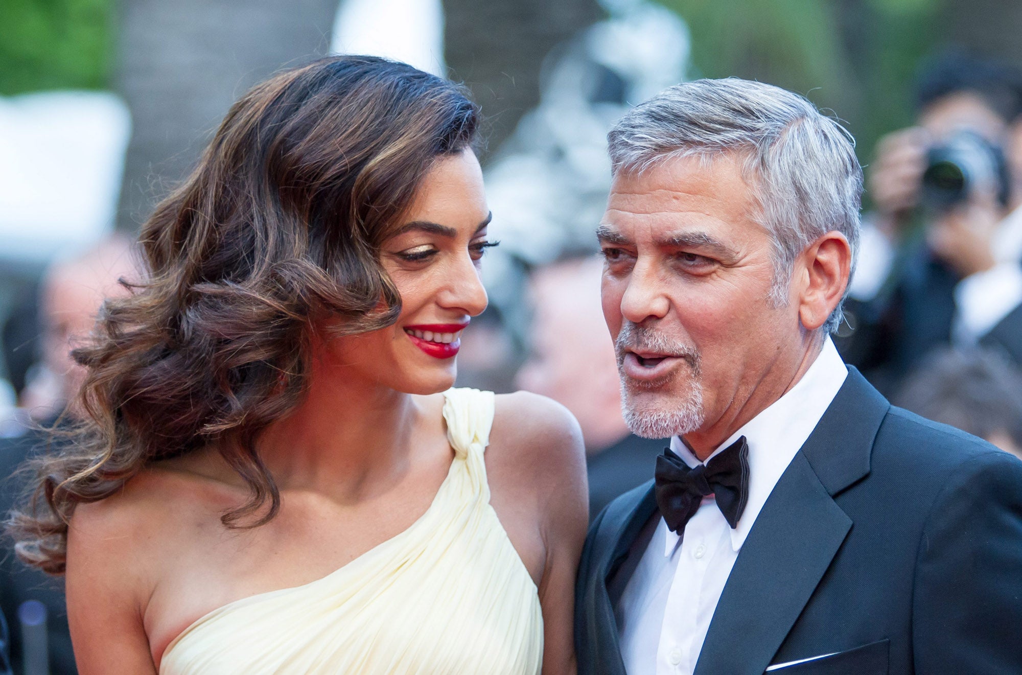 Peinados y maquillajes del Festival de Cannes 2016: Amal Clooney con ondas y labios rojos