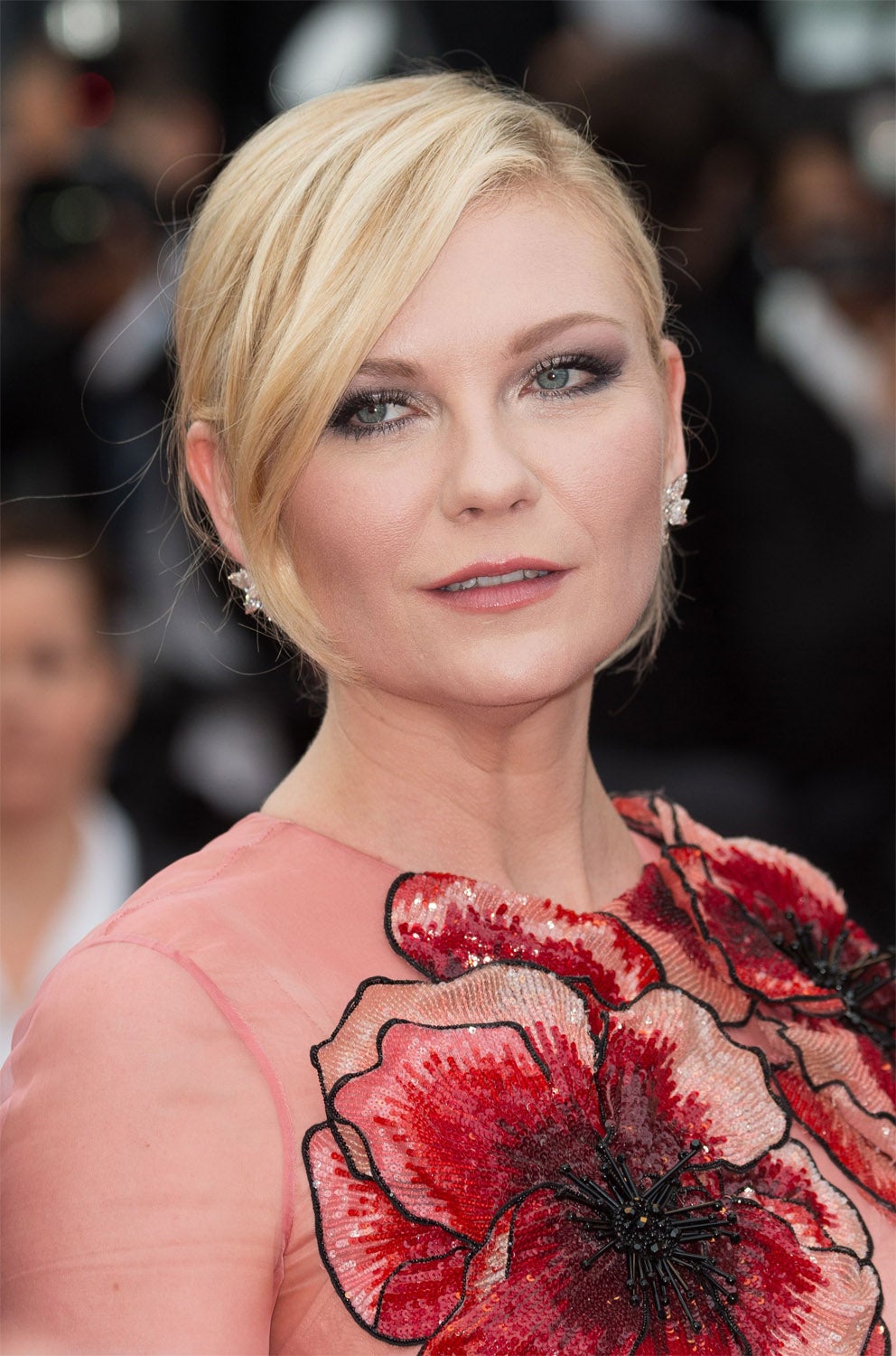 Peinados y maquillajes del Festival de Cannes 2016: Kirsten Dunst con ojos ahumados en tonos grises