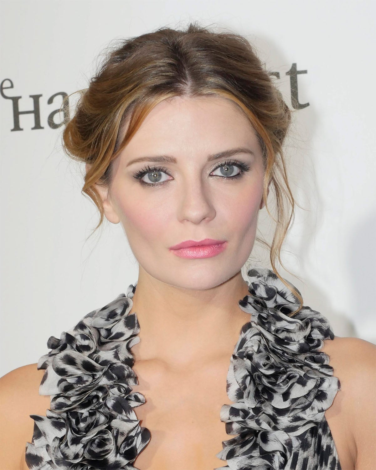 Peinados y maquillajes del Festival de Cannes 2016: Mischa Barton con sombras metalizadas y recogido romántico