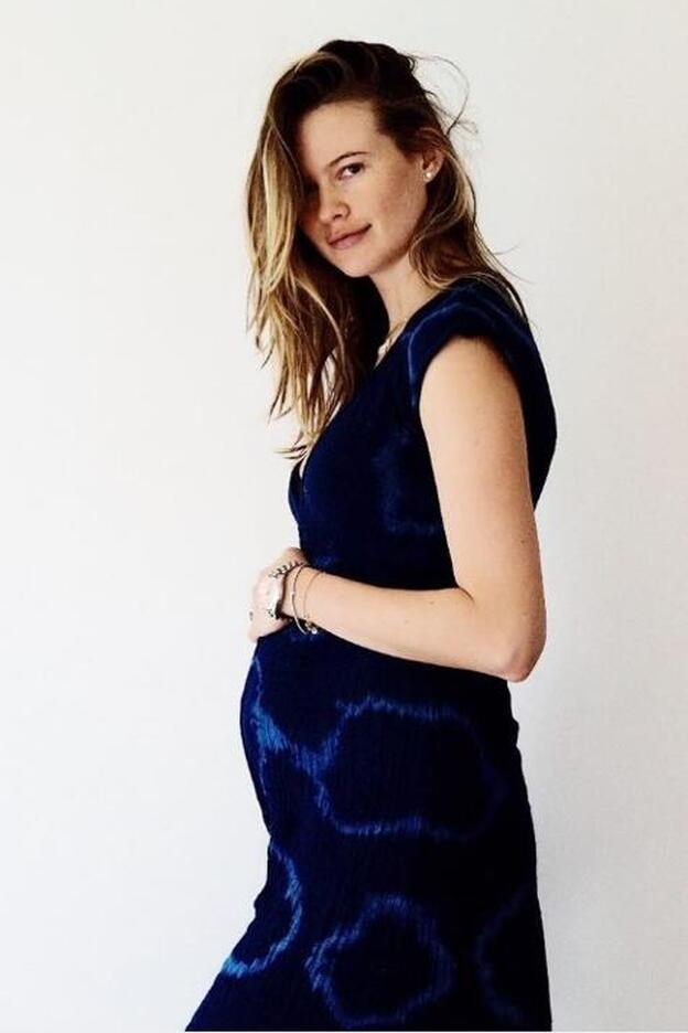 Behati Prinsloo presume de embarazo en Instagram