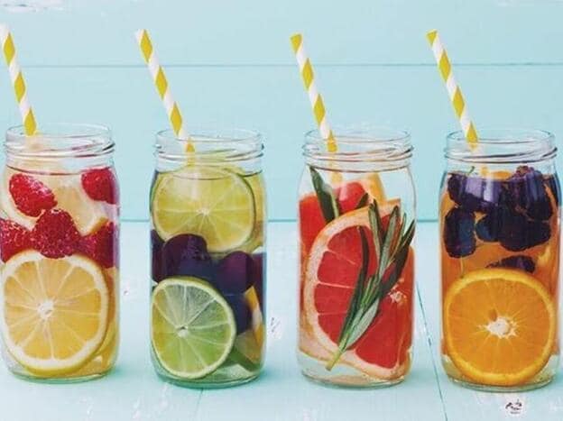 Aguas con sabores en mason jars/@detoxwater