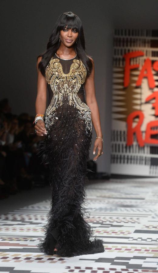 Naomi Campbell desfilando para Fashion for Relief en Reino Unido en 2015