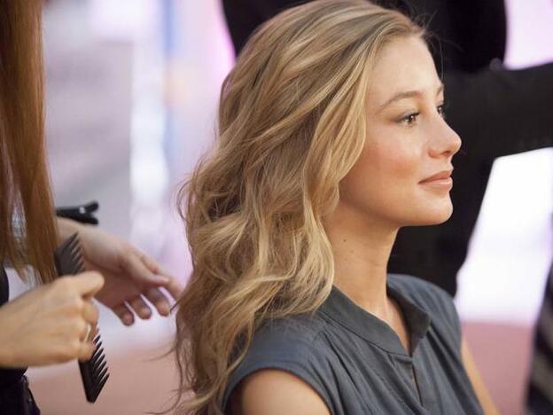 Charlotte Vega, rostro del verano en el Summer Beauty Day de Mujerhoy