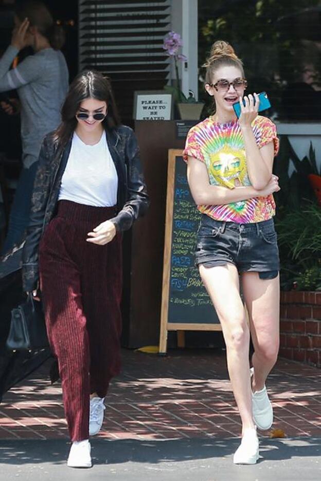 El 'drama fashionista' del armario de entretiempo: los looks de Kendall Jenner y Gigi Hadid
