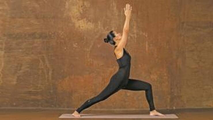 Yoga en casa: piernas y brazos fuertes