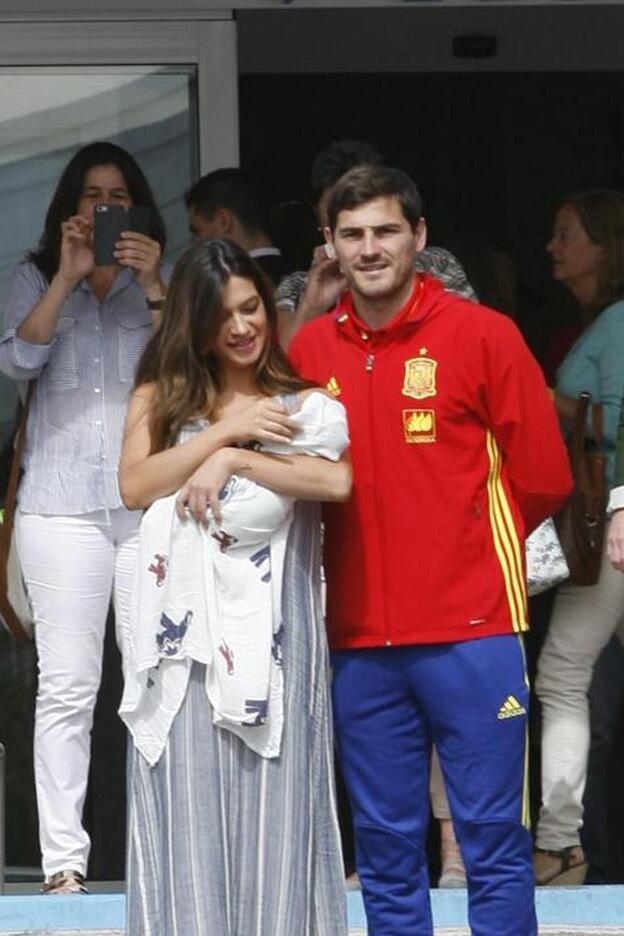Sara Carbonero e Iker Casillas posan con Lucas a la salida del hospital