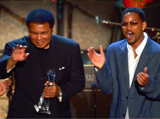 Will Smith presencia la entrega de un premio a Muhhamad Ali en 2002./gtres.