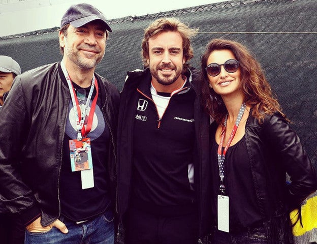 Penélope y Bardem visitan a Fernando Alonso