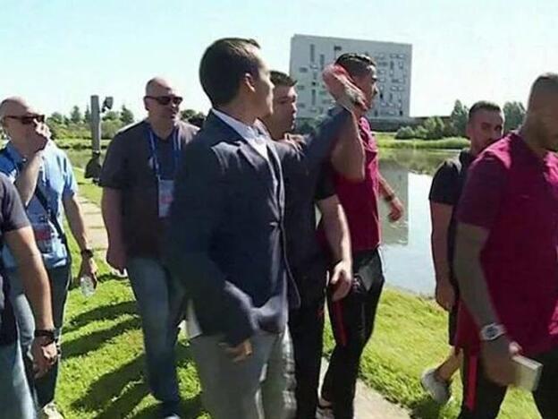 Cristiano Ronaldo se cabrea con un periodista y le tira el micrófono a un lago
