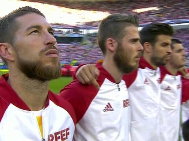 Nueva polémica de Gerard Piqué: ¿peineta al himno?