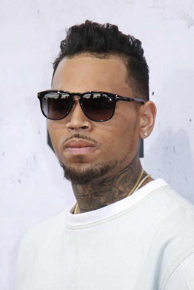 El exmanager de Chris Brown le demanda por darle una presunta paliza