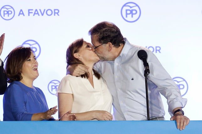 Los 8 besos en directo más famosos de España: de Rajoy y 'Viri', a Iker y Sara