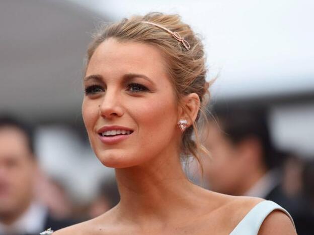 Blake Lively con un recogido adornado con una discreta diadema.