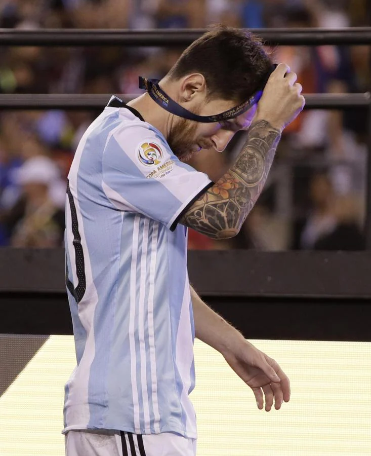 Leo Messi, tras fallar el penalty, con la medalla de subcampeón de América