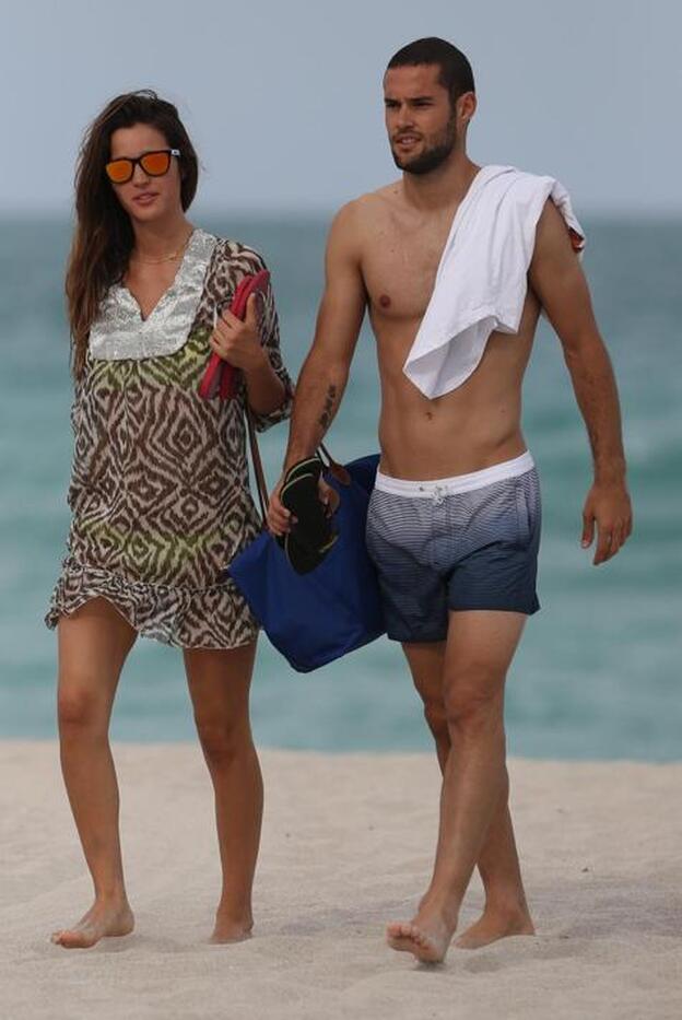 Malena Costa y Mario Suárez, padres de una niña