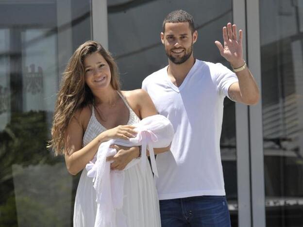 Malena Costa y Mario Suárez posan a la salida del hospital con su hija, Matilda