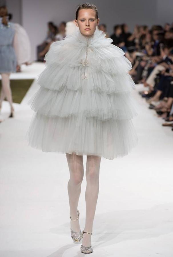 Giambattista Valli vuelve a poner su sello romántico en París