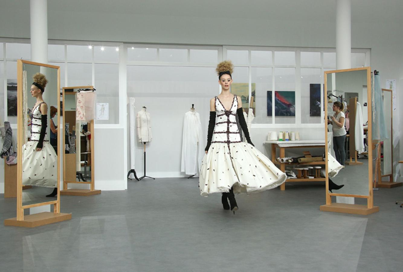 La magia de los talleres de Chanel en la Alta Costura