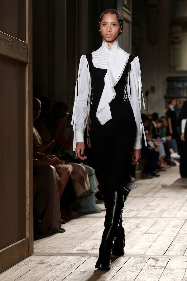 Look en blanco y negro de Alta Costura, de Valentino