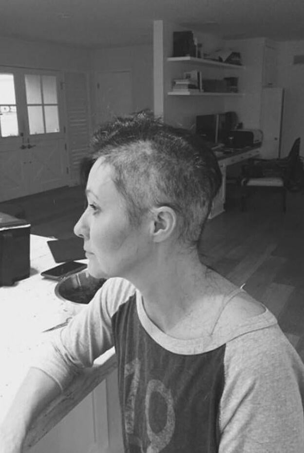 Shannen Doherty comparte unas fotos rapándose por su cáncer de mama