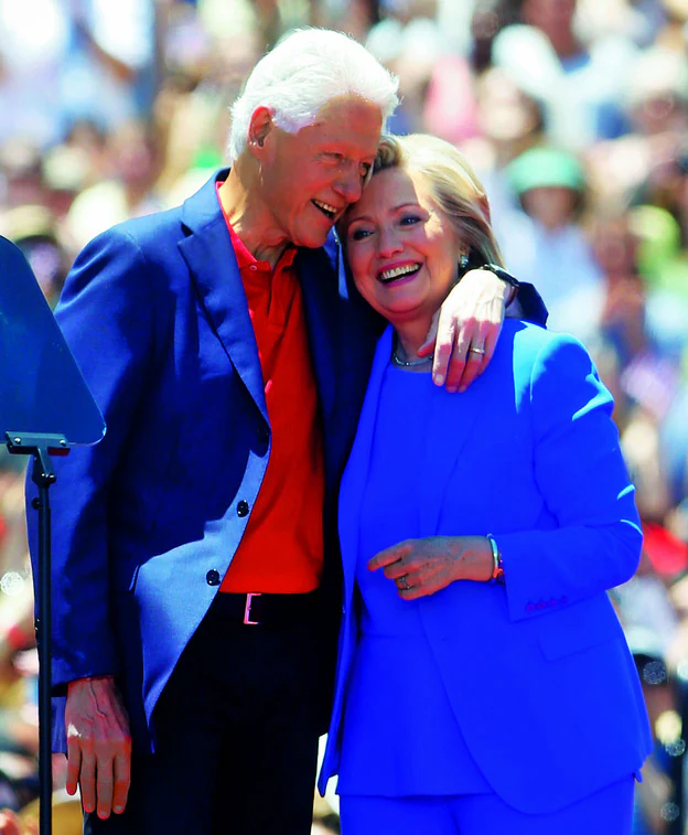 Junto a su marido Bill Clinton, hace un mes y en su época universitaria.