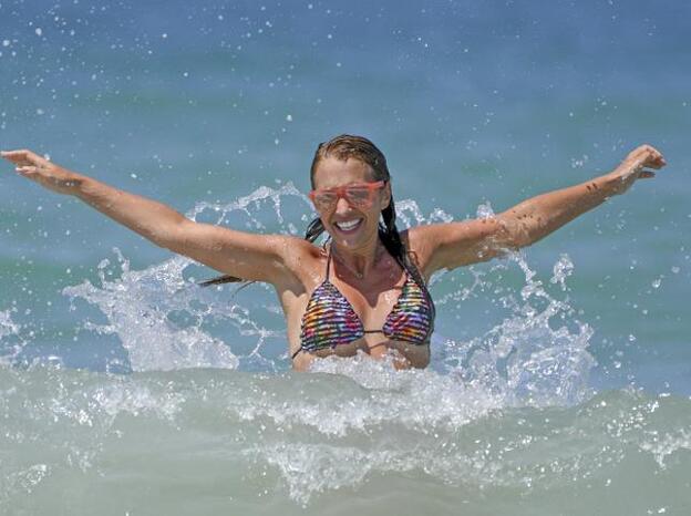 Copia los looks de la maleta de Paula Echevarría con estos bikinis y vestidos