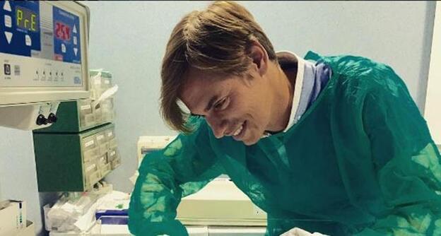 Carlos Baute 'presenta' a su primer hijo junto a Astrid Klissans