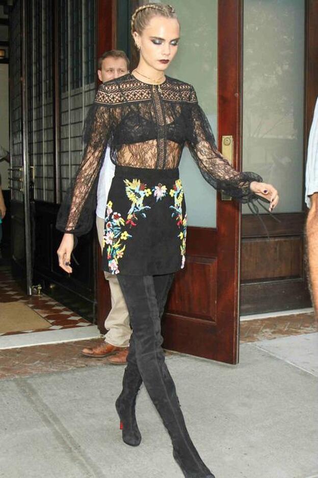 Cara Delevingne vuelve pisando fuerte