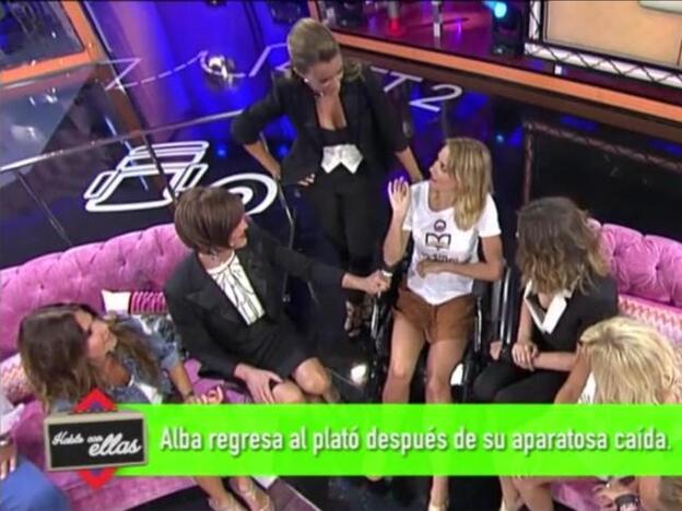 La caída en directo de Alba Carrillo que termina 'Habla con ellas' en silla de ruedas