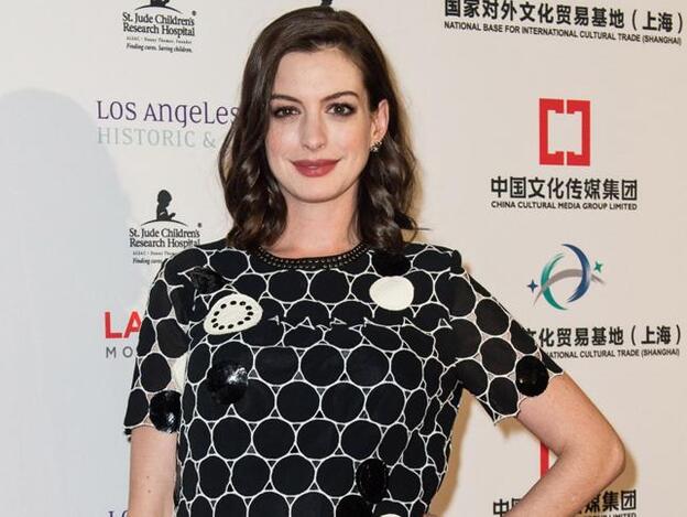 Anne Hathaway defiende el derecho de las madres a subir de peso sin ser criticadas