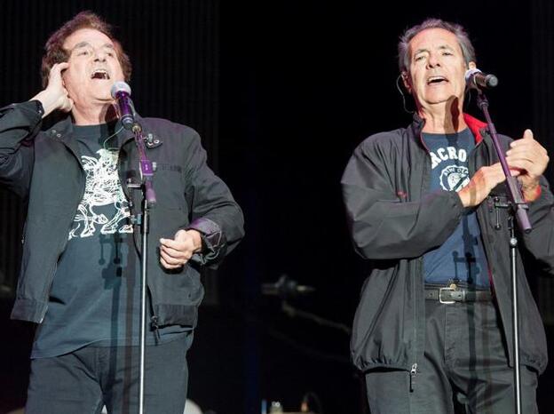 Los cantantes Ramón Arcusa y Manuel de la Calva, integrantes de el 'Dúo Dinámico' sobre el escenario del Sonorama Ribera./carlos muiña