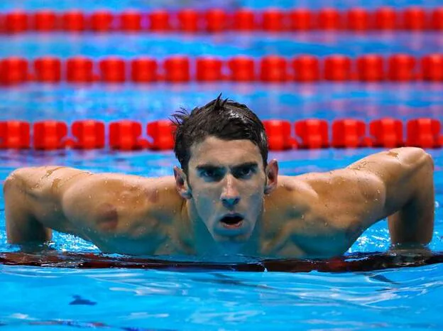 Michael Phelps tiene una cadencia de movimiento perfecto gracias al aprovechamiento de esta dolencia./getty.
