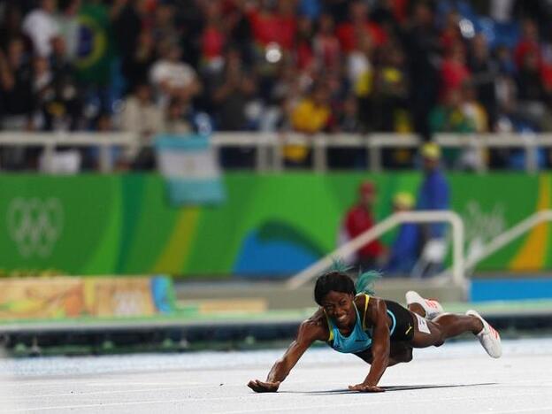 Shaunae Miller se lanza en plancha sobre la meta para ganar el oro olímpico en los 400 metros lisos