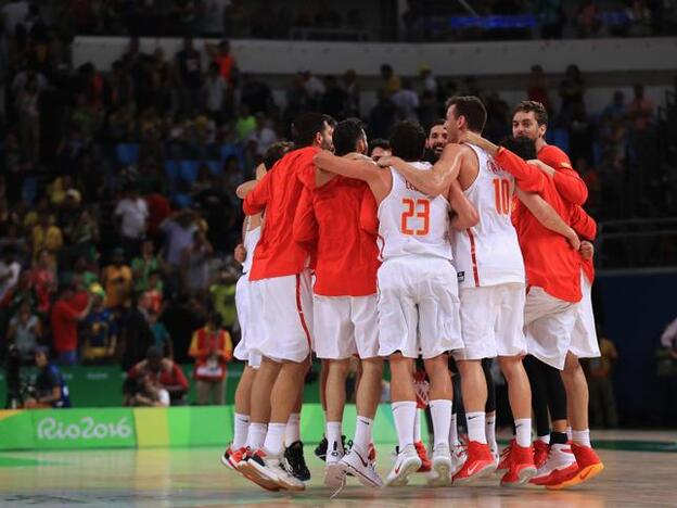 La selección española de baloncesto celebra el pase a semifinales de los Juegos Olímpicos al ritmo de Estopa