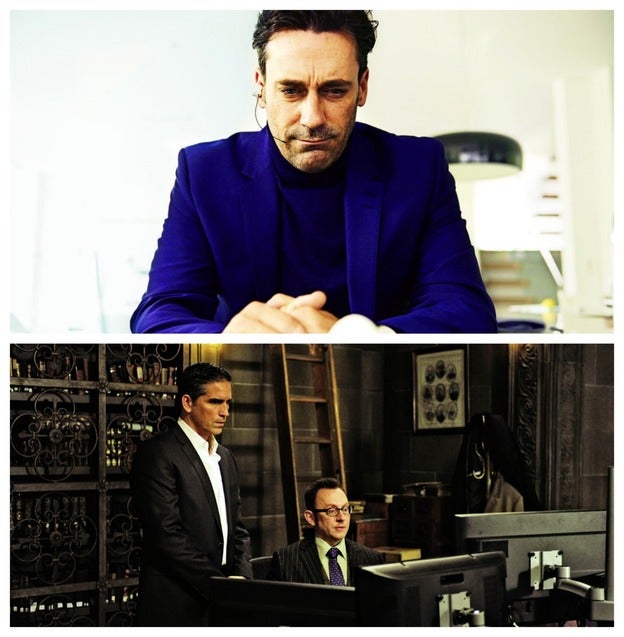 Arriba., Jon Hamm con su dispositivo de realidad aumentada, en Blanca Navidad, de Black Mirror. Abajo, el hacker Mr. Finch y el asesino Reese, en Person of Interest.