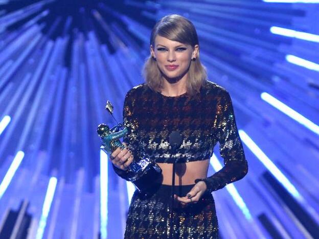 Taylor Swift, recogiendo uno de sus premios en los MTV VMA.