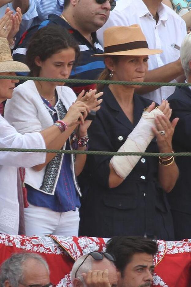 La Infanta Elena reaparece escayolada tras su caída del caballo en el homenaje a Víctor Barrio