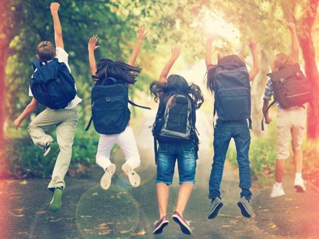 Un grupo de niños, con mochilas a la espalda./GETTY