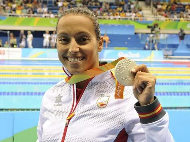 Teresa Perales posa sonriente con su segunda medalla de plata en los Juegos Paralímpicos de Río 2016./EFE