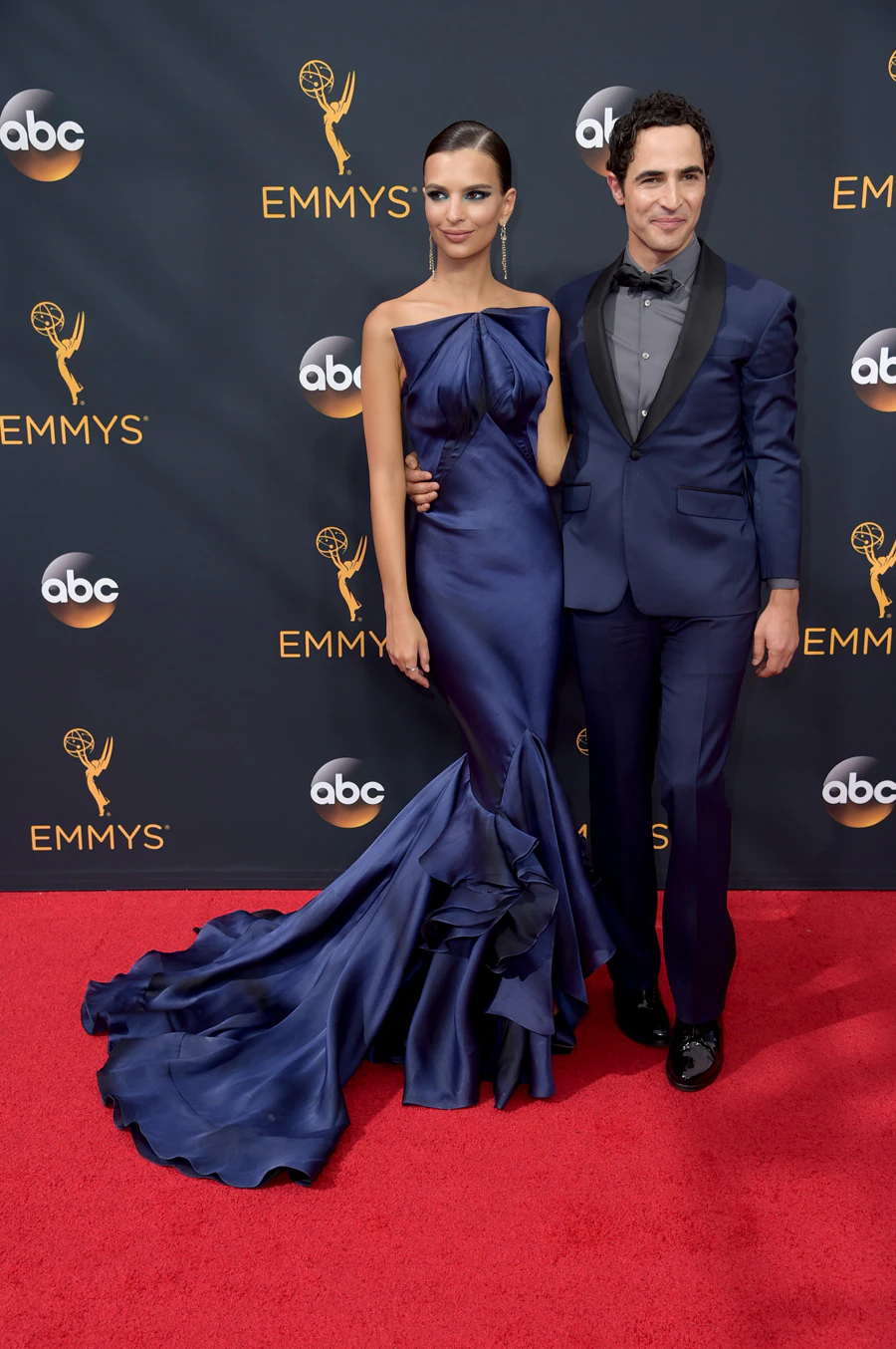 Emily Ratajkowki y Zac Posen en los Emmy 2016