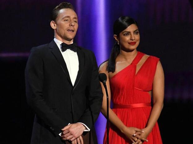 El tonteo de Tom Hiddleston con Priyanka Chopra en los Emmy para olvidar a Taylor Swift