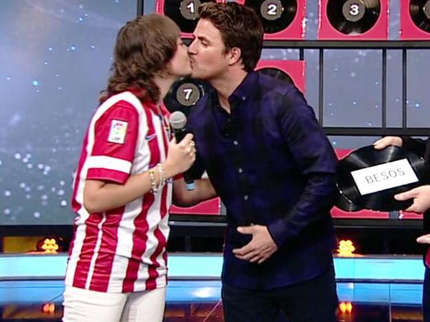 El beso en la boca de Dani Martín a una fan en 'El Hormiguero'