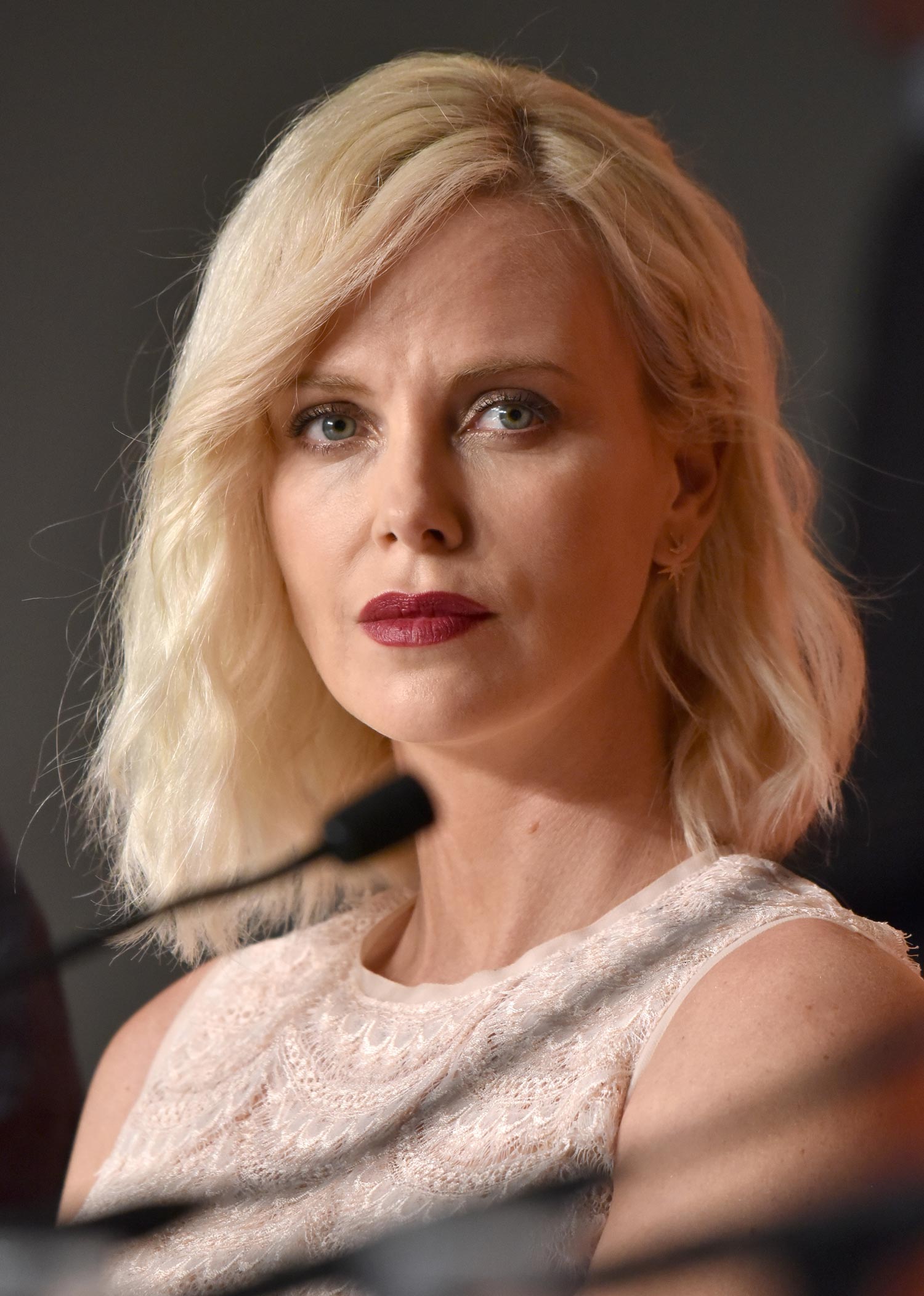 El look de Charlize Theron en mayo de 2016