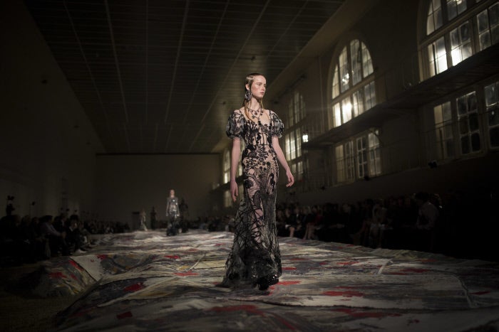 El legado de McQueen permanece intacto en París