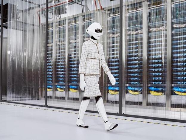 Karl Lagerfeld vuelve a romper moldes con el desfile de Chanel en París