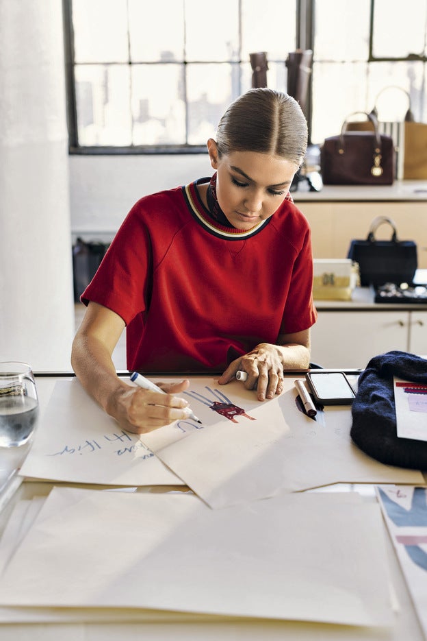 Gigi Hadid en el estudio de Tommy Hilfiger diseñando su colección.