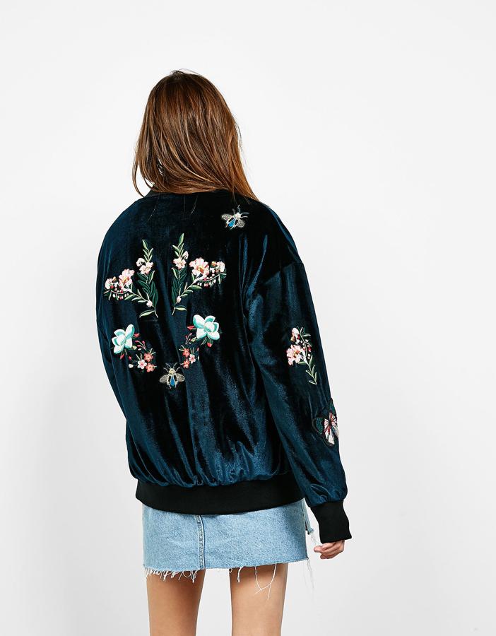 Bomber de terciopelo, de Bershka