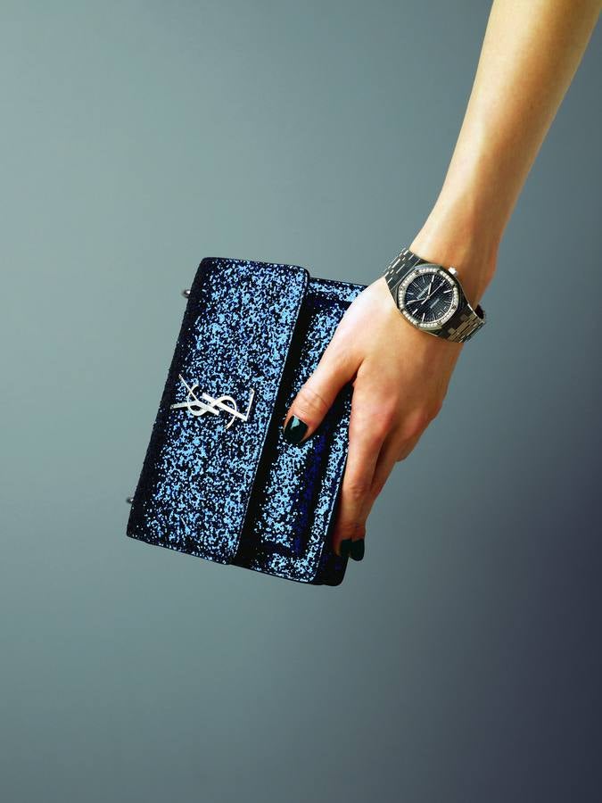 Bolsos y relojes que van en pareja