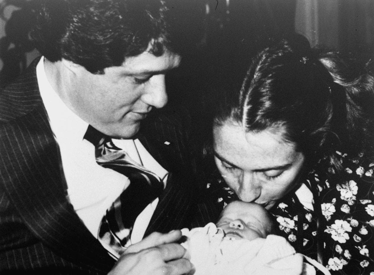 Hillary Clinton y Bill Clinton con su hija Chelsea en 1980