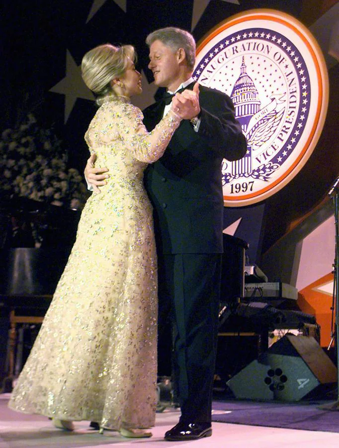 Hillary Clinton y Bill bailan en el Baile de Veteranos de 1997